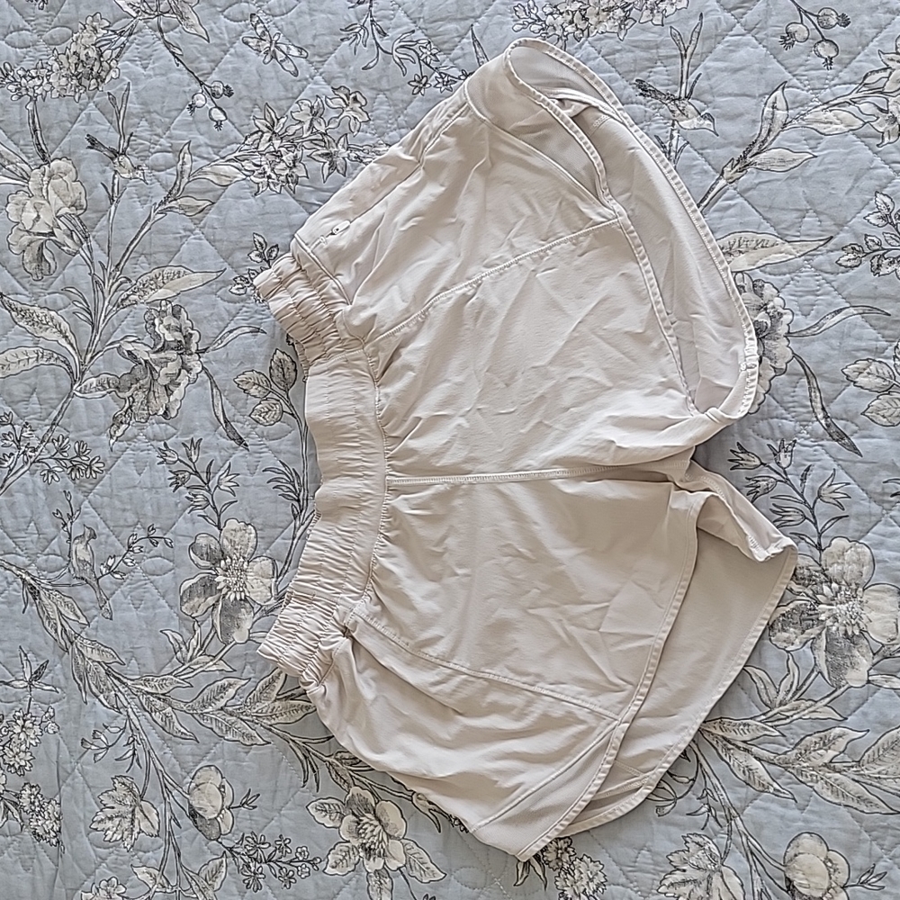 White lululemon hotty hot shorts size 6 tall